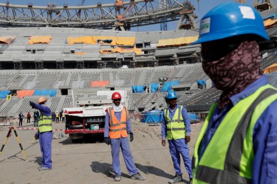 Η «κόλαση» που βιώνουν χιλιάδες υπερχρεωμένοι εργάτες του Μουντιάλ στο Κατάρ