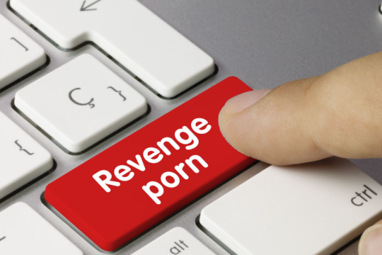 Καταδικασθείς για revenge porn καταγγέλλεται ότι απειλεί το θύμα