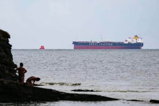 Μείωση της παραγωγής πετρελαίου ετοιμάζεται να προτείνει η Μόσχα στον ΟΠΕΚ+