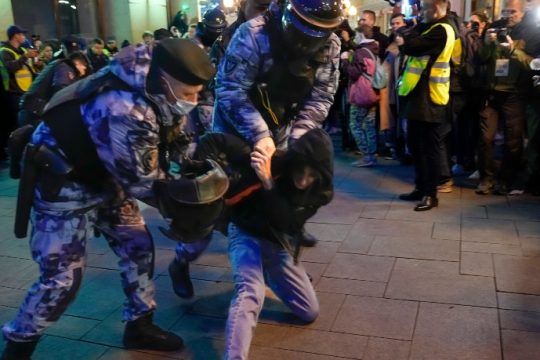 Εκατοντάδες συλλήψεις σε αντιπολεμικές διαδηλώσεις στη Ρωσία για το διάγγελμα Πούτιν