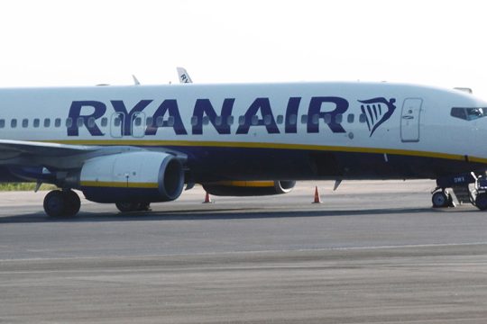 Εκβιασμός Ryanair, άνευρη αντίδραση υπουργείου Τουρισμού