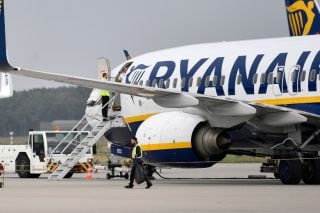 Θεσσαλονίκη: Πώς ένα κομμάτι κινητήρα προκάλεσε τρόμο σε ύψος 10.000 ποδιών στην πτήση της Ryanair