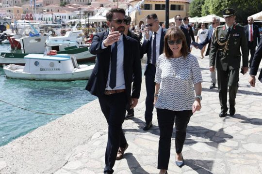 Σε Χάλκη – Καστελόριζο η ΠτΔ με μηνύματα και δώρα