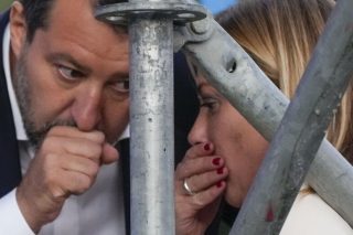 Δεξιοί διχασμοί… κάτω από το χαλί!