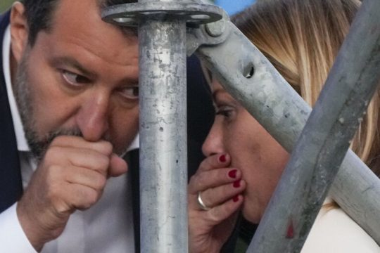 Δεξιοί διχασμοί… κάτω από το χαλί!