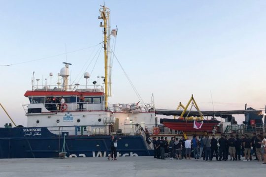 Οι αρχές της Ιταλίας «συνέλαβαν» το πλοίο Sea-Watch 3 γιατί… έσωσε πολλούς ανθρώπους