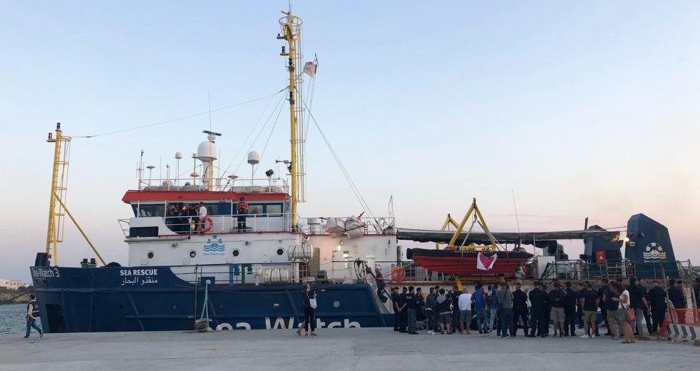 Οι αρχές της Ιταλίας «συνέλαβαν» το πλοίο Sea-Watch 3 γιατί… έσωσε πολλούς ανθρώπους
