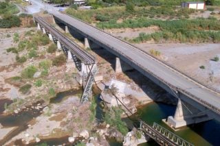 Η σιδηροδρομική γέφυρα του Εύηνου εκπέμπει SOS