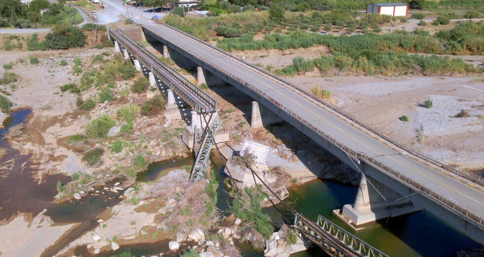 Η σιδηροδρομική γέφυρα του Εύηνου εκπέμπει SOS
