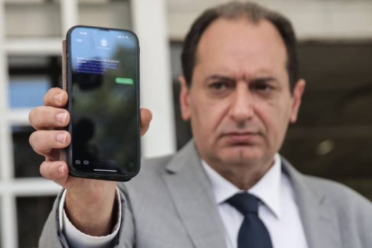 Πώς επιχείρησαν να παγιδεύσουν με το Predator τον Χρ. Σπίρτζη μετά τις αποκαλύψεις της «Εφ.Συν.» για την ΕΥΠ