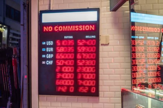 Σε ιστορικά χαμηλά στερλίνα και ευρώ έναντι του δολαρίου