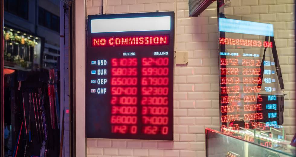 Σε ιστορικά χαμηλά στερλίνα και ευρώ έναντι του δολαρίου