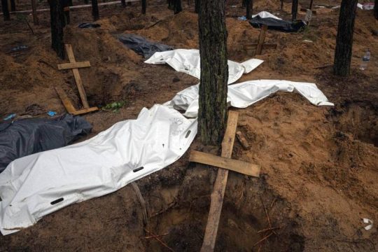 Και βασανιστήρια καταγγέλλει το Κίεβο μετά τον εντοπισμό ομαδικού τάφου στο Ιζιούμ