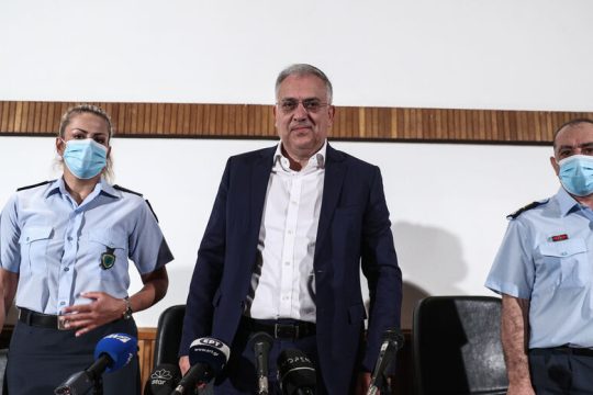 Ο κ. Θεοδωρικάκος εγκαθιστά και τα ΜΑΤ στις σχολές