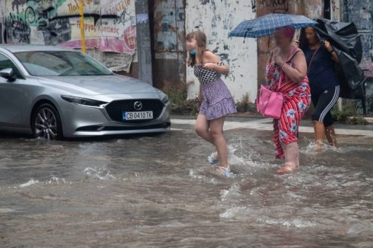 Άνοιξαν οι ουρανοί στη Θεσσαλονίκη