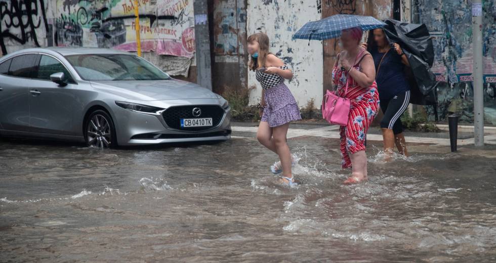 Άνοιξαν οι ουρανοί στη Θεσσαλονίκη