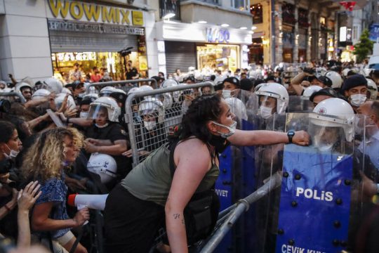 Aμφισβητώντας τον «μύθο» του εκδημοκρατισμού