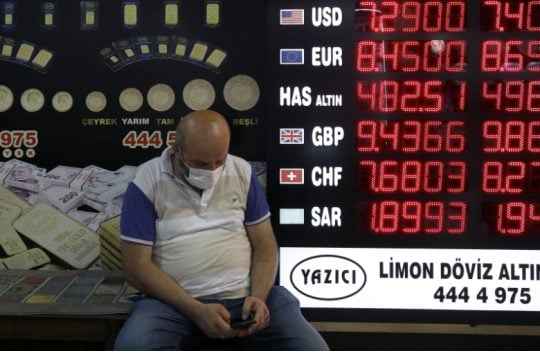 Κόντρα στο ρεύμα, η κεντρική τράπεζα της Τουρκίας μείωσε το επιτόκιο στο 12%