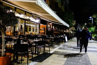 Τραπεζάκια (όλο και πιο) έξω