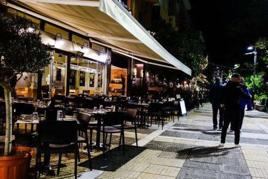 Τραπεζάκια (όλο και πιο) έξω