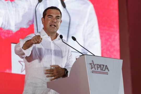 Τσίπρας κατά Μητσοτάκη: Μπλοκάρει τη Βουλή, φοβάται τους βουλευτές του
