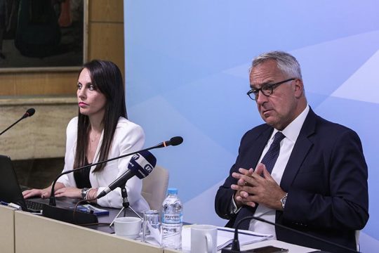 Εξαγγέλλουν προσλήψεις «στον αέρα»
