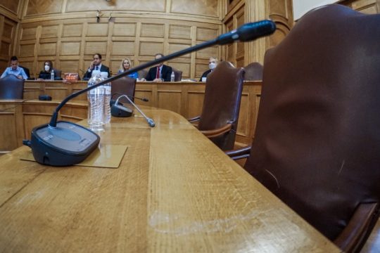 Κρύβονται πίσω από το απόρρητο, πετούν λάσπη στον ανεμιστήρα