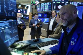 Πτώση στα όρια του κραχ στη Wall Street