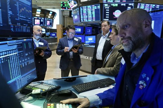 Πτώση στα όρια του κραχ στη Wall Street