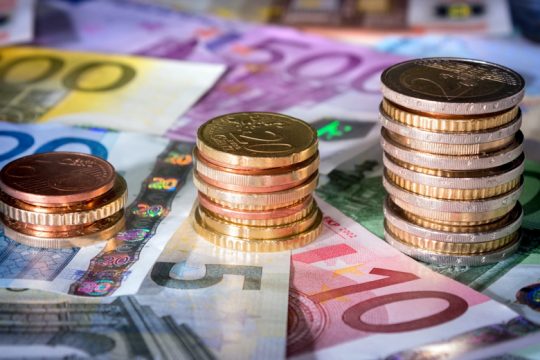 Πλεόνασμα στα ταμεία λόγω ακρίβειας και πληθωρισμού