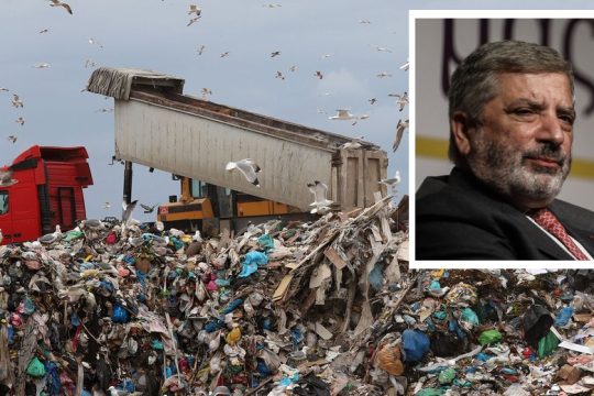 Γράφει το «έπος του παραλόγου»