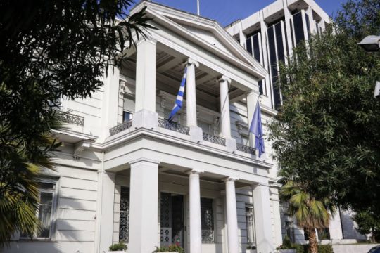Αθήνα προς Σκόπια: Απόλυτα δεσμευτική η Συμφωνία των Πρεσπών