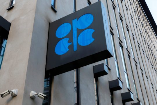 Ο ΟΠΕΚ+ δρομολογεί τη μείωση παραγωγής πετρελαίου παρά τις φωνές των ΗΠΑ