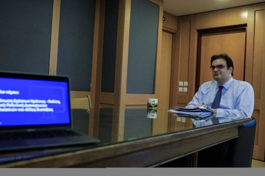 Κοινωνία… των απευθείας αναθέσεων