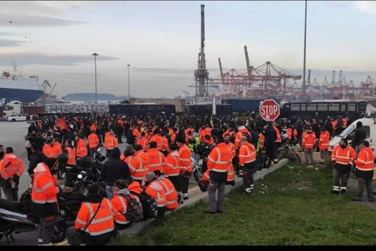 Παμπειραϊκή απεργία την Τρίτη στο λιμάνι