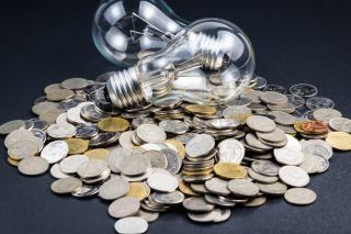 Βουτιά στις χρεώσεις ρεύματος αναμένοντας τις επιδοτήσεις