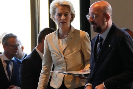 «Σκληρότερη» γλώσσα από Κομισιόν για Τουρκία