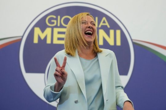Η Τζόρτζια Μελόνι, ο μετα-φασισμός και οι γυναίκες