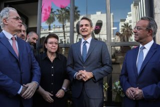 Κυβερνητική φιέστα με φόντο τα ανθοπωλεία