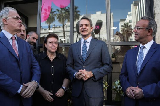 Κυβερνητική φιέστα με φόντο τα ανθοπωλεία