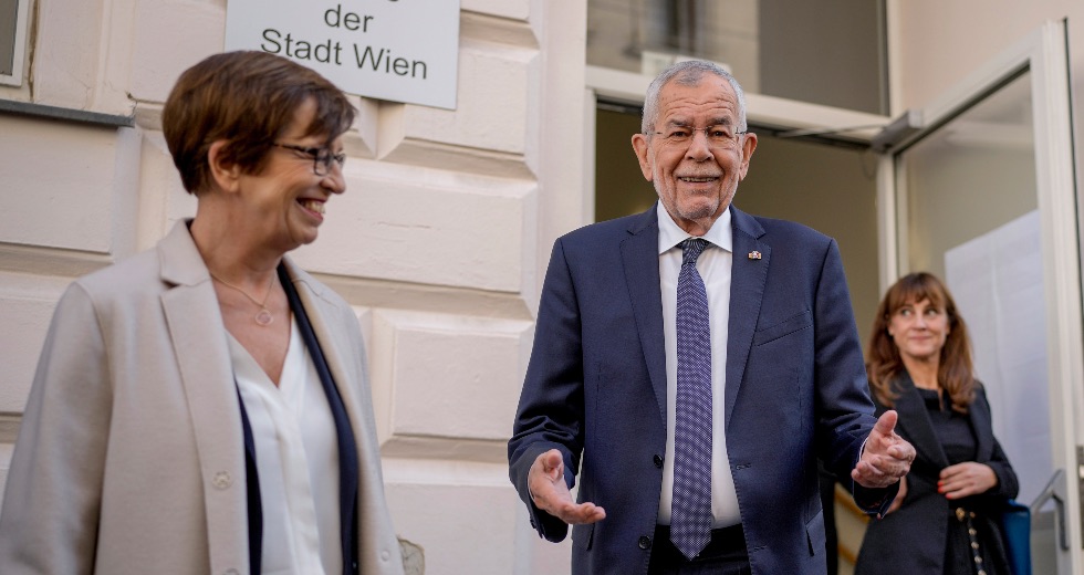 Εχθρός του Βαν ντερ Μπέλεν η αποχή
