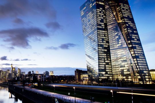 ΕΚΤ: Μεγάλη αύξηση επιτοκίων, προειδοποιήσεις από Λαγκάρντ