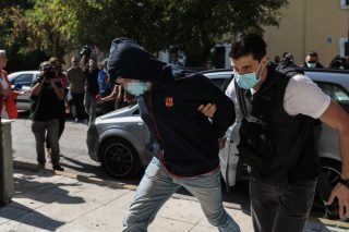 Τα κανάλια της ντροπής έξω από το σπίτι της 12χρονης