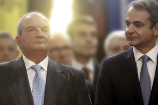 Θα γίνει ο Μητσοτάκης νέος Καραμανλής;