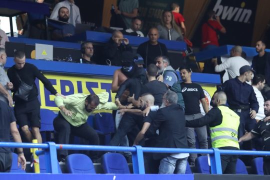 Διακοπή λόγω επεισοδίων στο Περιστέρι – ΑΕΚ
