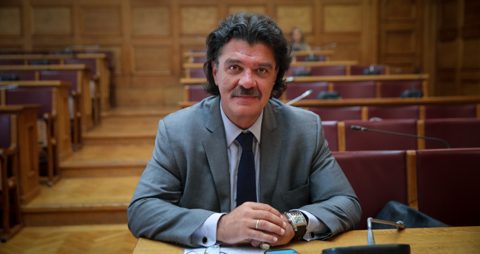 Αποπομπή Πιερρακάκη – Πάτση για πλουτισμό από κόκκινα δάνεια και αναθέσεις ζητάει ο ΣΥΡΙΖΑ