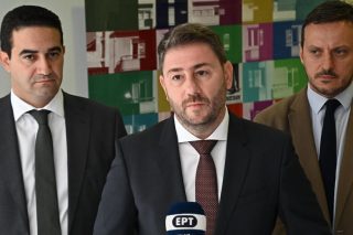 «Δίνουν λίγα στους πολλούς και πολλά στους λίγους»