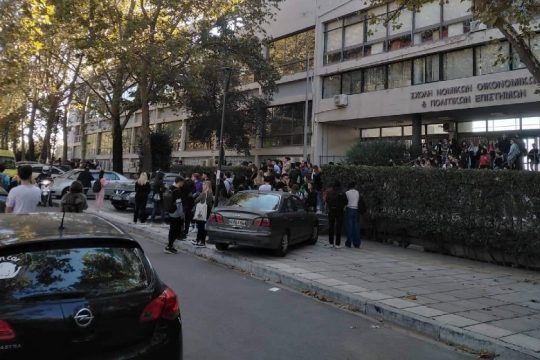 Σοκ στο ΑΠΘ με φοιτητή που έπεσε από τον τρίτο όροφο ασφυκτικά γεμάτης αίθουσας