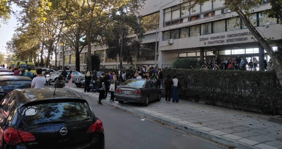 Σοκ στο ΑΠΘ με φοιτητή που έπεσε από τον τρίτο όροφο ασφυκτικά γεμάτης αίθουσας