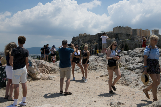 Μοιραία πτώση για τουρίστρια από τον λόφο του Αρείου Πάγου
